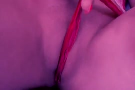 Mujer tiene sexo con un tubo y se masturba